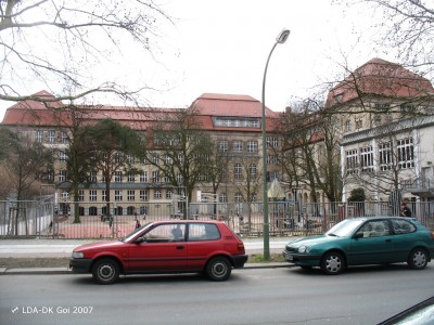Reinhold-Otto-Grundschule und Robert-Bosch-Oberschule (ehem. 27. und 28. Gemeinde-Doppelschule) mit Pavillon