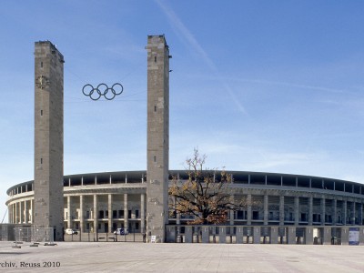 Olympisches Tor mit Torhäusern und Türmen