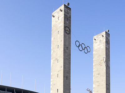 Olympisches Tor mit Torhäusern und Türmen