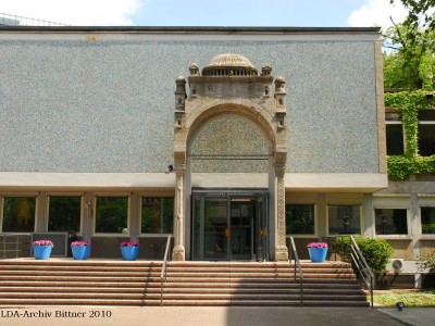 Jüdisches Gemeindehaus mit Portal der ehem. Synagoge und Mahnsäule