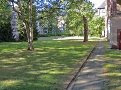 Vorgärten, Gartenhof und Pergolen mit Treppenanlagen der Wohnanlage Orber Straße