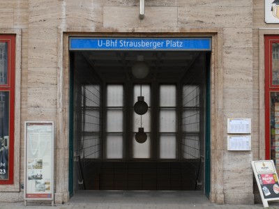 Eingänge des U-Bahnhofs Strausberger Platz