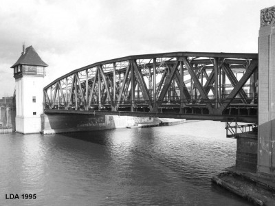 Ringbahnbrücke Oberspree, Stellwerk mit Bahndamm-Mauer