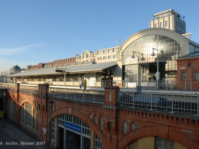 Hochbahnhof Warschauer Brücke mit Viadukt, Treppenturm und Wagenreparaturhalle