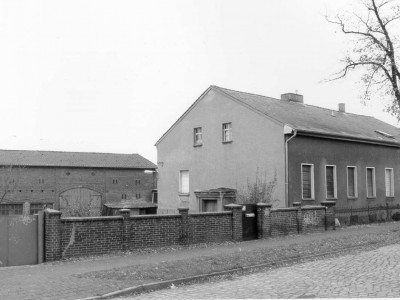 Wohnhaus, Scheune, Stall, Einfriedung  Dorfstraße 29
