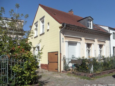 Wohnhaus, Nebengebäude, Einfriedung  Scharnweberstraße 85, 85A, 85B, 85C, 85D, 85E