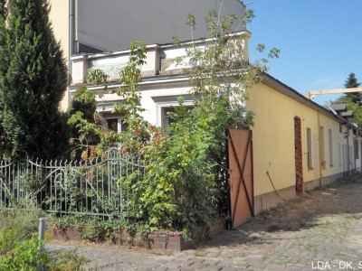 Wohnhaus, Nebengebäude, Einfriedung  Scharnweberstraße 85, 85A, 85B, 85C, 85D, 85E