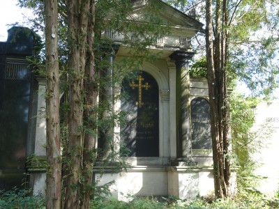 Erbbegräbniswand auf dem Friedhof Rahnsdorf