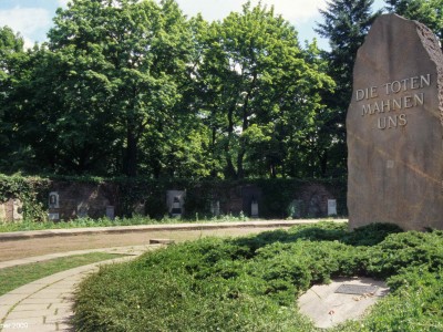 Städtischer Zentralfriedhof mit Hauptwegesystem und Gedenkstätte der Sozialisten