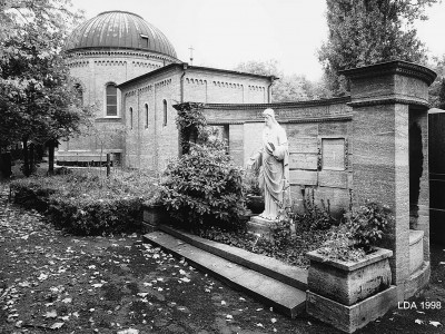 Friedhof der St. Hedwigs-Gemeinde mit Grabstätten und Friedhofskapelle