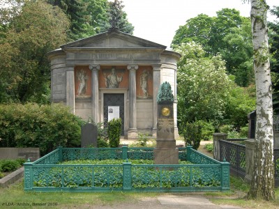 Friedhof der Dorotheenstädtischen und Friedrichswerderschen Gemeinden mit Einfriedungsmauer, Grabstätten und Mausoleen