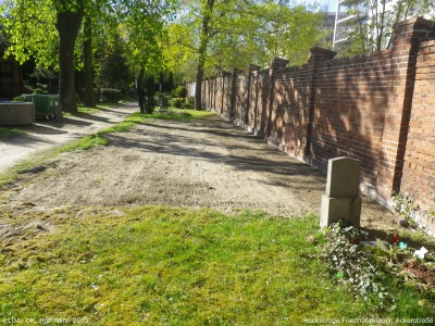 Friedhof II. der Sophien-Gemeinde mit Einfriedungsmauer, Grabstätten, Kapelle und Mausoleen