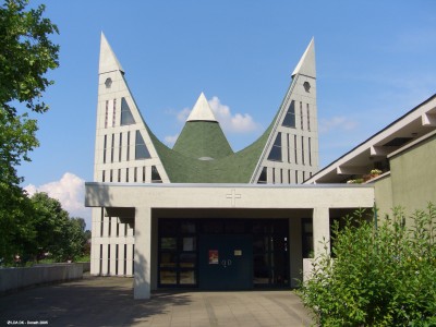 Ev. Dreieinigkeitskirche, Gemeindehäuser, Pfarrhaus