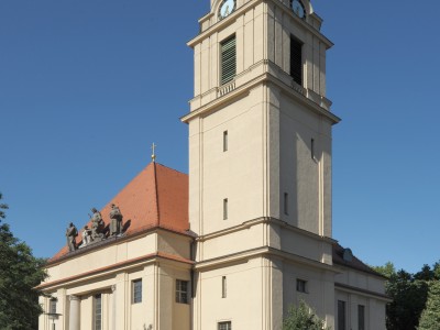 Ev. Hoffnungskirche mit Vorplatz und Gemeindehaus