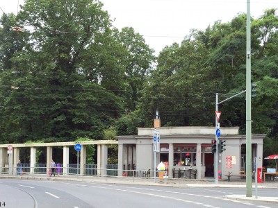 Verkaufpavillon und Pergola mit Wandbrunnen auf der Schönholzer Brücke