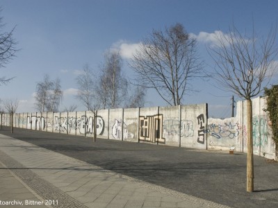 "Hinterlandsicherungsmauer" der ehemaligen innerstädtischen Grenzanlage am einstigen Grenzübergang Bornholmer Straße