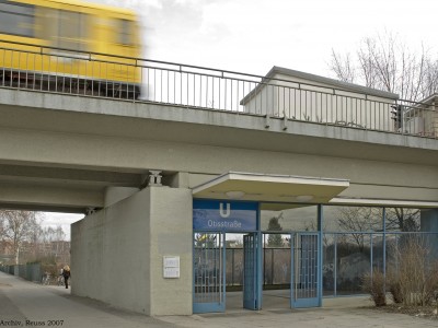 U-Bahnhof Otisstraße mit Brücke