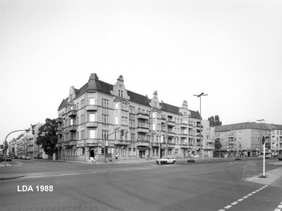 Mietshausgruppe  Scharnweberstraße 64, 65 Antonienstraße 1
