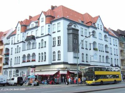 Wohn- und Geschäftshaus  Klosterstraße 6, 7 Borkumer Straße 1