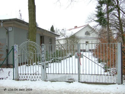 Villa Makowka mit Pförtnerhaus, Vorgarten und Vorfahrt