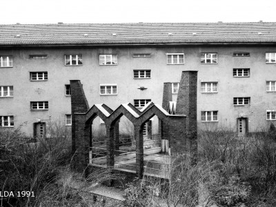 Wohnhöfe mit Grünanlagen und Brunnen der Wohnanlage Oberlandstraße 96-101