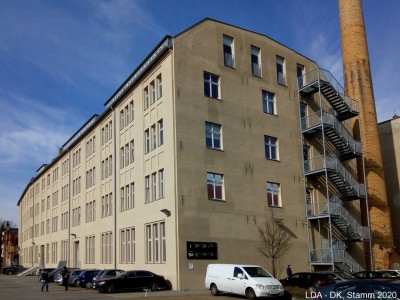 Teppichfabrikgebäude mit Schornstein