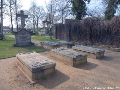 Invalidenfriedhof mit Resten der Grenzmauer und Grabstätten