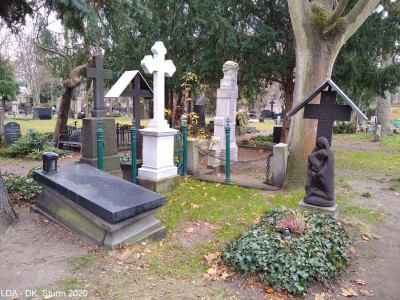 Friedhof der St. Hedwigs-Gemeinde mit Grabstätten und Friedhofskapelle