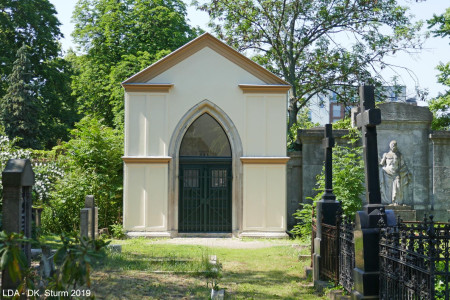 Friedhof der St. Hedwigs-Gemeinde mit Grabstätten und Friedhofskapelle