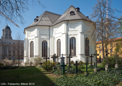 Parochialkirchhof mit Einfriedungsmauern, Gitter, Grabstätten, Grabdenkmalen und Mausoleen