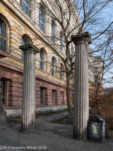 Säulen vom ehemaligen Steuerhäuschen