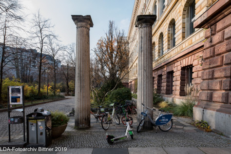 Säulen vom ehemaligen Steuerhäuschen