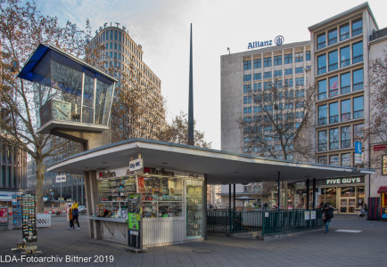 Verkehrskanzel, Pavillon mit Kiosk und Toilettenanlage