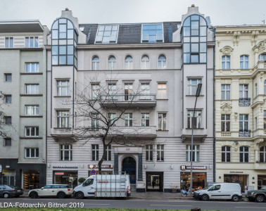 Vestibül des Vorderhauses und Ateliergebäude im Hof