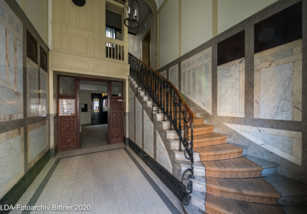 Vestibül des Mietshauses und Hoffassade