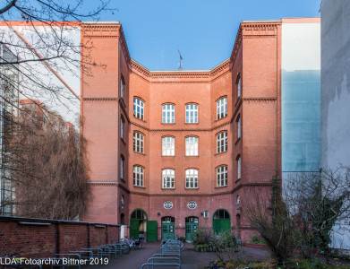 Kopfbau der 7. und 8. Gemeindeschule mit Standesamt