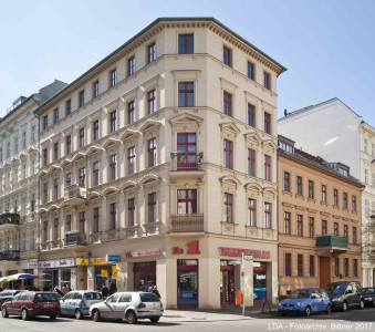 Kirche, Schule, Mietshausgruppe, Straßenbeleuchtung, Litfaßsäule  Haubachstraße 1, 2, 3, 4, 5, 6, 7, 8, 9, 10, 11, 12, 13, 14, 15, 16, 17, 18, 19, 20, 21, 22, 23, 24, 25, 26, 27, 28, 29, 30, 31 Behaimstraße 1, 2, 4, 13, 15, 16, 17, 18, 19, 20, 21, 22, 23, 24, 25 Gierkeplatz 2, 4, 6, 7, 8, 9, 11, 12 Gierkezeile 27, 28, 29, 30, 31, 32, 33, 34, 36, 38, 39, 40, 42 Kaiser-Friedrich-Straße 93 Richard-Wagner-Platz 5 Richard-Wagner-Straße 37, 39, 43, 45, 47, 49, 51, 54, 55, 57 Schustehrusstraße 1, 11, 13, 15, 17, 18, 20, 22 Thrasoltstraße 5, 7, 10, 11, 13, 15, 16, 17, 19, 21, 23, 25 Wilmersdorfer Straße 8A, 9, 10, 11, 12, 13, 14, 15, 16, 17, 18, 19, 20, 21, 22, 23, 152A, 155, 156, 157, 158, 161