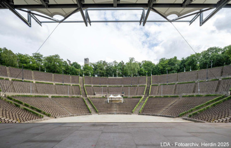 Waldbühne (ehem. Dietrich- Eckart- Freilichtbühne) mit Eingangsreliefs