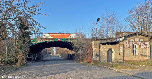 Viehbrücke mit Pförtnerhaus, Umfassungsmauern und Auffahrtsallee