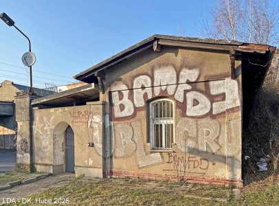 Viehbrücke mit Pförtnerhaus, Umfassungsmauern und Auffahrtsallee
