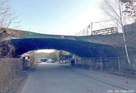 Viehbrücke mit Pförtnerhaus, Umfassungsmauern und Auffahrtsallee