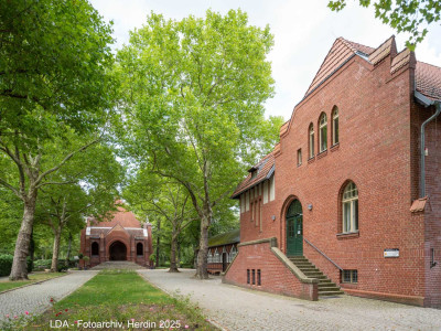 3. Städtischer Friedhof Pankow - Feierhalle, Friedhofsverwaltung und Wartehalle für Trauergäste