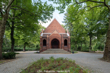 3. Städtischer Friedhof Pankow - Feierhalle, Friedhofsverwaltung und Wartehalle für Trauergäste