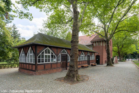 3. Städtischer Friedhof Pankow - Feierhalle, Friedhofsverwaltung und Wartehalle für Trauergäste