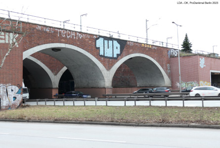 Eisenbahnüberführung