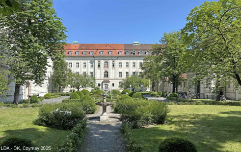 Hauptgebäude mit Torhaus, Brunnenhof und nördlichem Flügel der Entbindungsanstalt