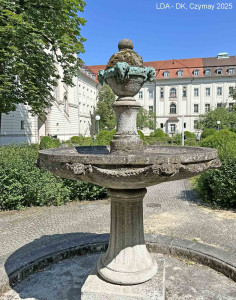 Hauptgebäude mit Torhaus, Brunnenhof und nördlichem Flügel der Entbindungsanstalt