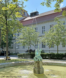 Hauptgebäude mit Torhaus, Brunnenhof und nördlichem Flügel der Entbindungsanstalt