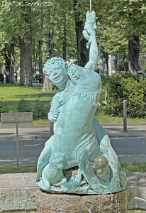 Hauptgebäude mit Torhaus, Brunnenhof und nördlichem Flügel der Entbindungsanstalt