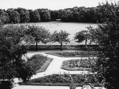 Schillerpark mit Bastion, Bedürfnisanstalten, Polyhymnia-Denkmal und Schillerdenkmal